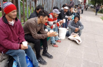 Cáritas asiste a personas en situación de calle y colecta abrigos y alimentos donados