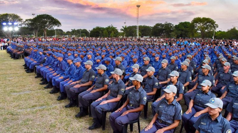 Anuncios de ascenso en el acto por el Día de la Policía