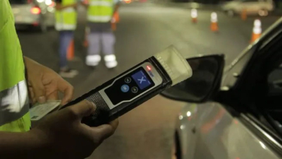 Embistió conos y canalizadores: dio positivo en el test de alcoholemia