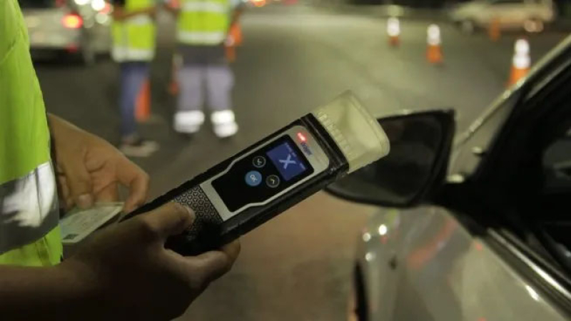 Embistió conos y canalizadores: dio positivo en el test de alcoholemia