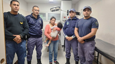 Policías le salvaron la vida a una beba que no podía respirar
