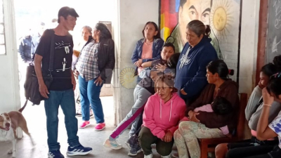 Docentes desplazados protestaron en la escuela del Barrio Toba y amenazan con tomarla