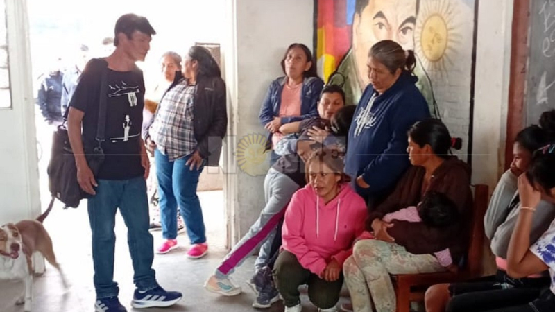 Docentes desplazados protestaron en la escuela del Barrio Toba y amenazan con tomarla