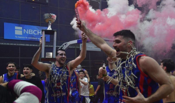 <p>Alejo Toledo, autor de 16 tantos, referente del equipo de calle Saavedra, eufórico con la copa en sus manos. </p>