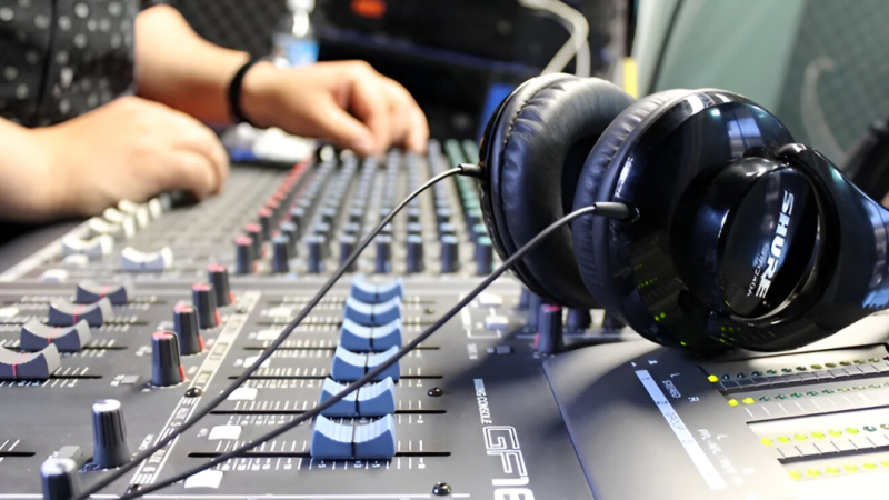 Paro de 72 horas en todas las radios del país