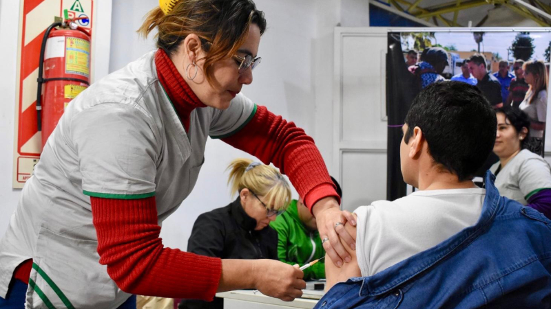 El Ministerio de Salud insiste en completar los esquemas de vacunación durante la temporada invernal