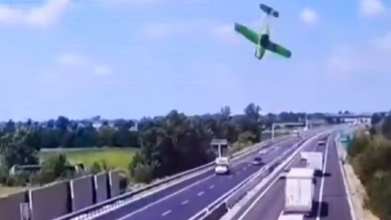 Una avioneta se estrelló en una autopista y murieron sus dos ocupantes