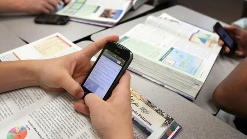 Buscan regular por ley el uso de celulares en las escuelas chaqueñas