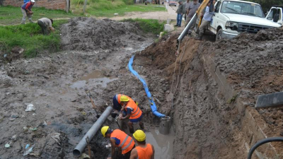 Trabajos de Sameep por cañería dañada en Villa Luzuriaga