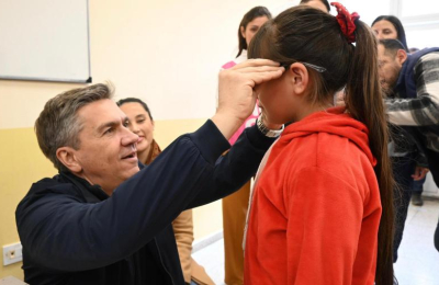 Los niños tienen lentes gratuitos: entregaron más de 3.000