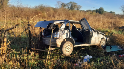 Por esquivar un animal perdió el control del auto y volcó sobre la banquina