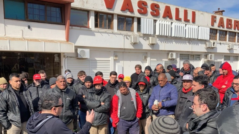 Trabajadores sin cobrar y sin respuestas