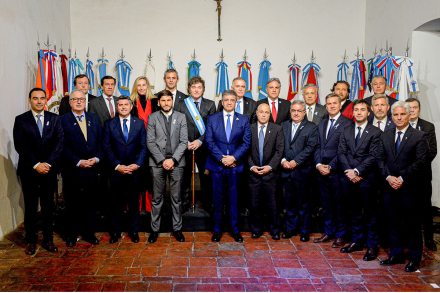 Milei-en-tucuman-firma-foto-NA-presidencia-3.jpg
