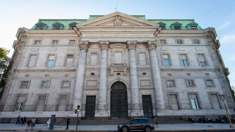 En Argentina hay más mujeres que hombres con acceso al sistema bancario