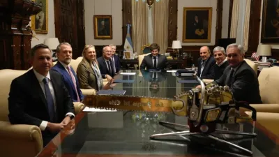 Tras la derrota, Milei y Caputo se reunieron con el presidente del BID