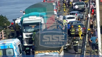 Choque en cadena de autos y camiones en el puente General Belgrano