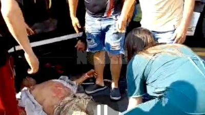 Desesperante rescate de un motociclista atrapado debajo de un vehículo