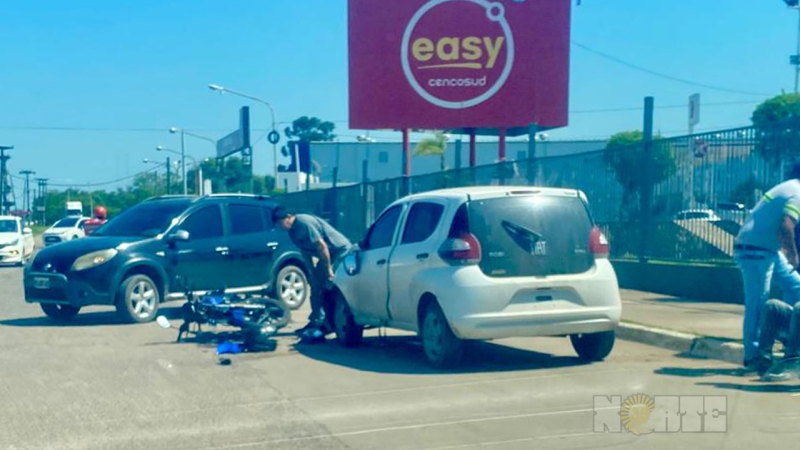 Otro siniestro vial por esquivar baches en la colectora de la Ruta 16