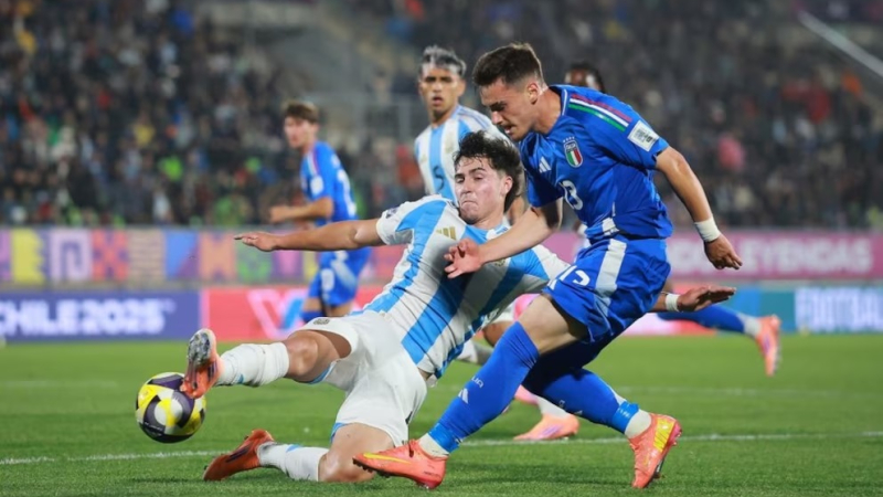 La Selección argentina le ganó 1-0 a Italia y terminó primera en su zona