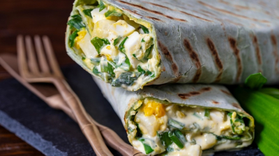 Así se prepara el burrito de espinaca y huevo