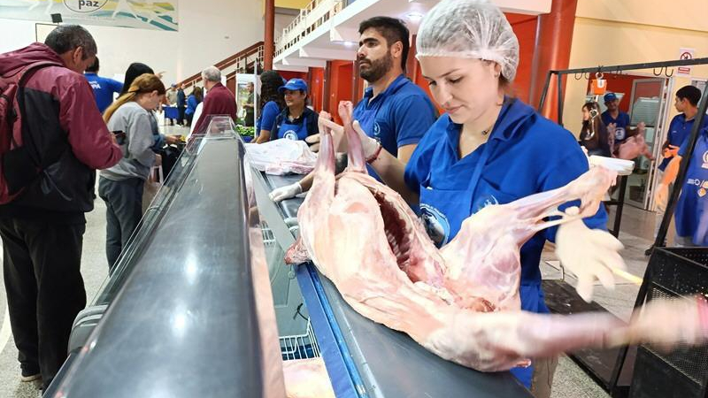 A pesar del mal tiempo, exitosa venta del chivito formoseño en las Ferias Paippa