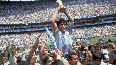 Murió el hincha que llevó en andas a Diego Maradona en el Mundial "86