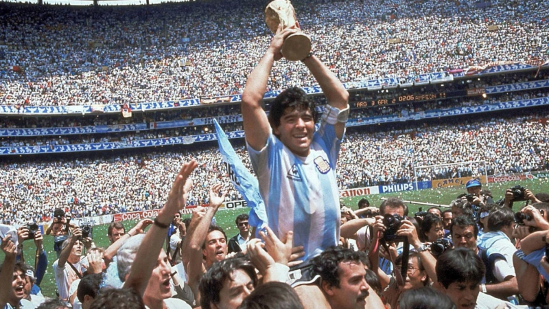 Murió el hincha que llevó en andas a Diego Maradona en el Mundial "86