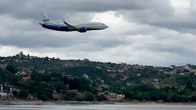 Un Boeing 737 realizó un vuelo rasante sobre el Lago San Roque