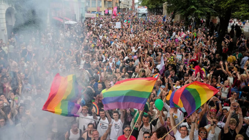 Colores, música y rechazo a las políticas del gobierno en una masiva manifestación