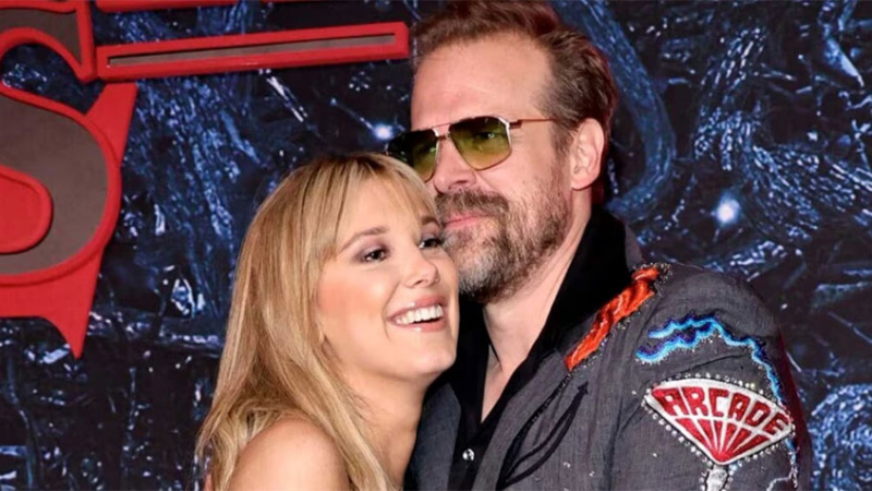 Millie Bobby Brown denunció a David Harbour por acoso psicológico