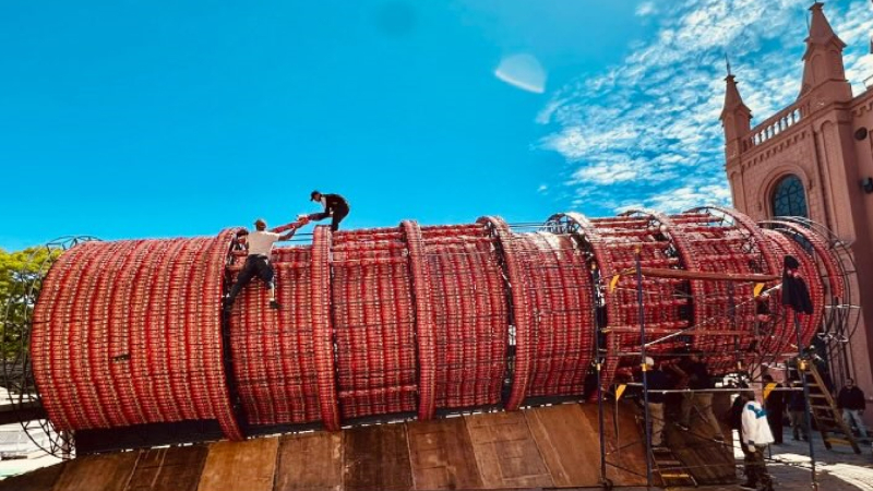 Marta Minujín levantó una Torre de Pisa con 20.000 paquetes de fideos