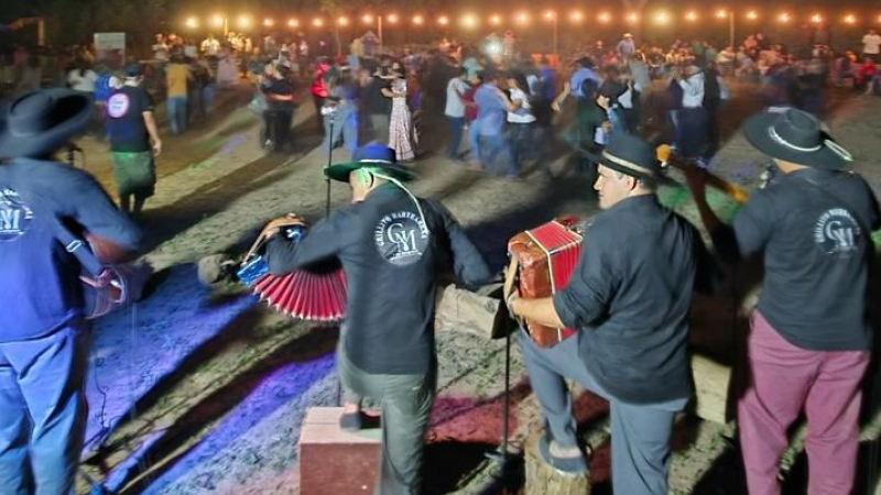 Fiesta del monte chaqueño: más de 300 personas en la Peña que celebra al algarrobo