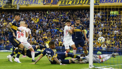 Un oportunista Costa y Marchesín metieron a Boca entre los mejores cuatro