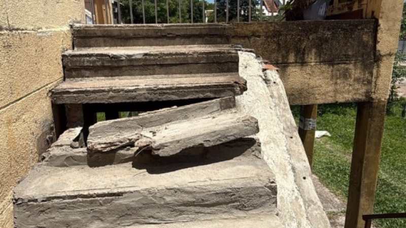 Vandalizaron una escalera y una jubilada de 70 años no puede acceder a su casa