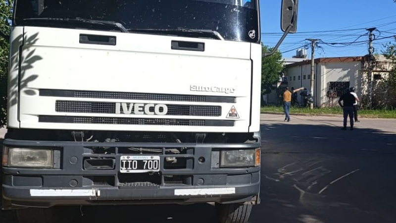 Otro motociclista muerto, ahora bajo las ruedas de un camión