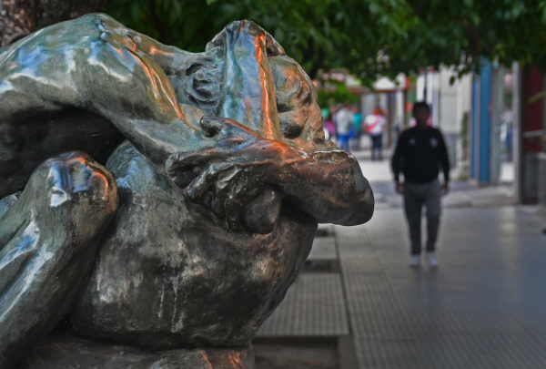 Una de las esculturas del microcentro acompaña el difícil momento del comercio.