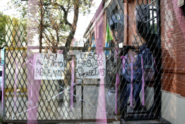 Carteles en la Cámara N° 1 de Resistencia antes de una audiencia por el caso Cecilia Strzyzowski, el 26 de agosto de 2025.