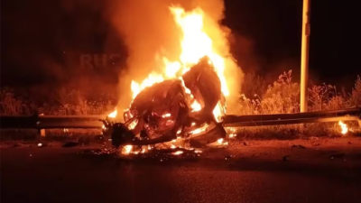 Un automóvil volcó y se incendió en Entre Ríos tras chocar contra el guardarraíl: cuatro muertos