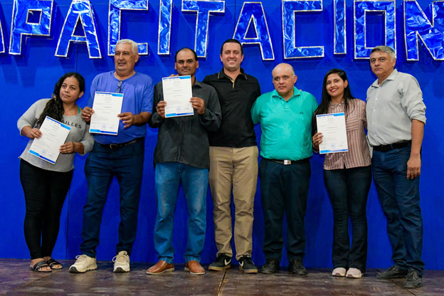 Solís-encabezó-la-entrega-de-certificaciones-en-oficios-(12)-(1).jpg