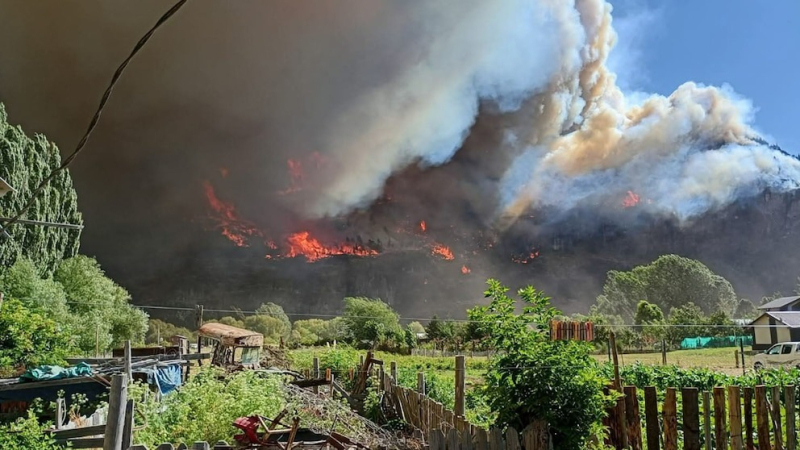 Extinguieron 22 focos de incendio en Chubut, pero el fuego sigue activo