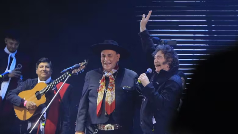 Milei cantó con el Chaqueño Palavecino en Jesús María