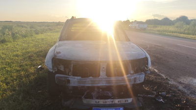 Por un desperfecto mecánico, un auto se prendió fuego en plena ruta