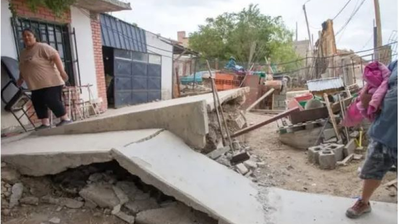 Dramática noche en Comodoro Rivadavia: un deslizamiento de tierras destruyó calles y casas