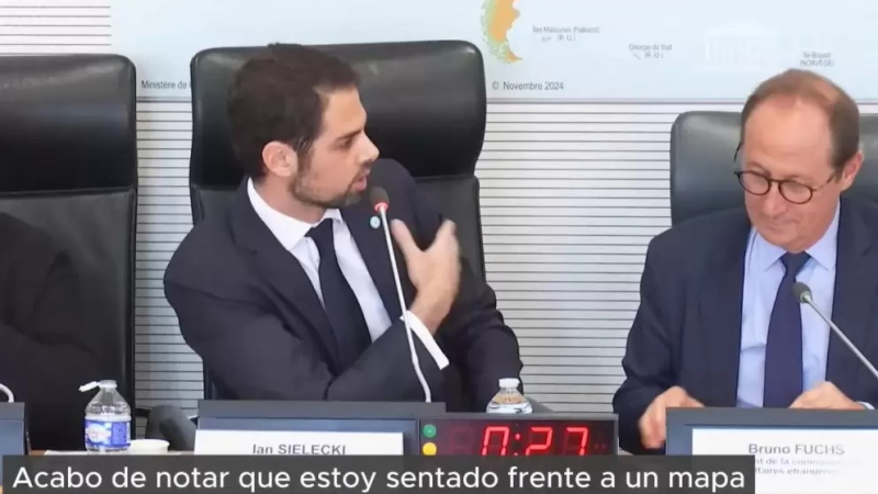 El embajador argentino en Francia exigió tapar un mapa que mostraba a las Malvinas como británicas