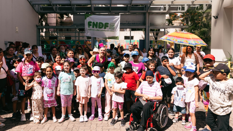 Venden remeras para colaborar en el acompañamiento a niños con cáncer