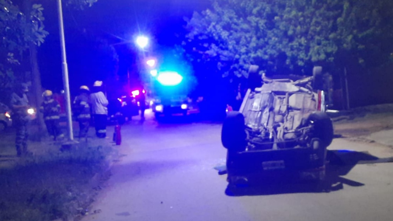 Violento vuelco en la madrugada: un hombre de 72 años quedó internado