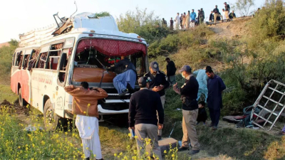 Once muertos y 10 heridos tras un choque entre un autobús y un tráiler