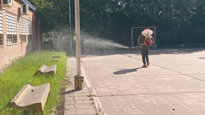 Fumigan escuelas como acción preventiva contra el dengue