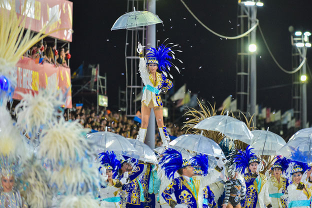 Bailando-bajo-la-lluvia,-Sapucay.jpg