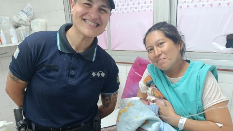 Policías reanimaron a un bebé que nació en una casa